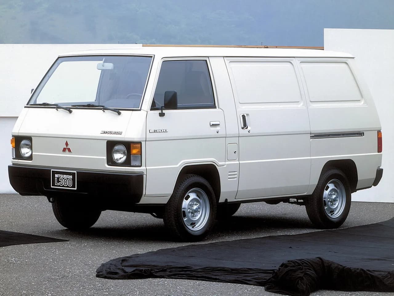 Mitsubishi L300