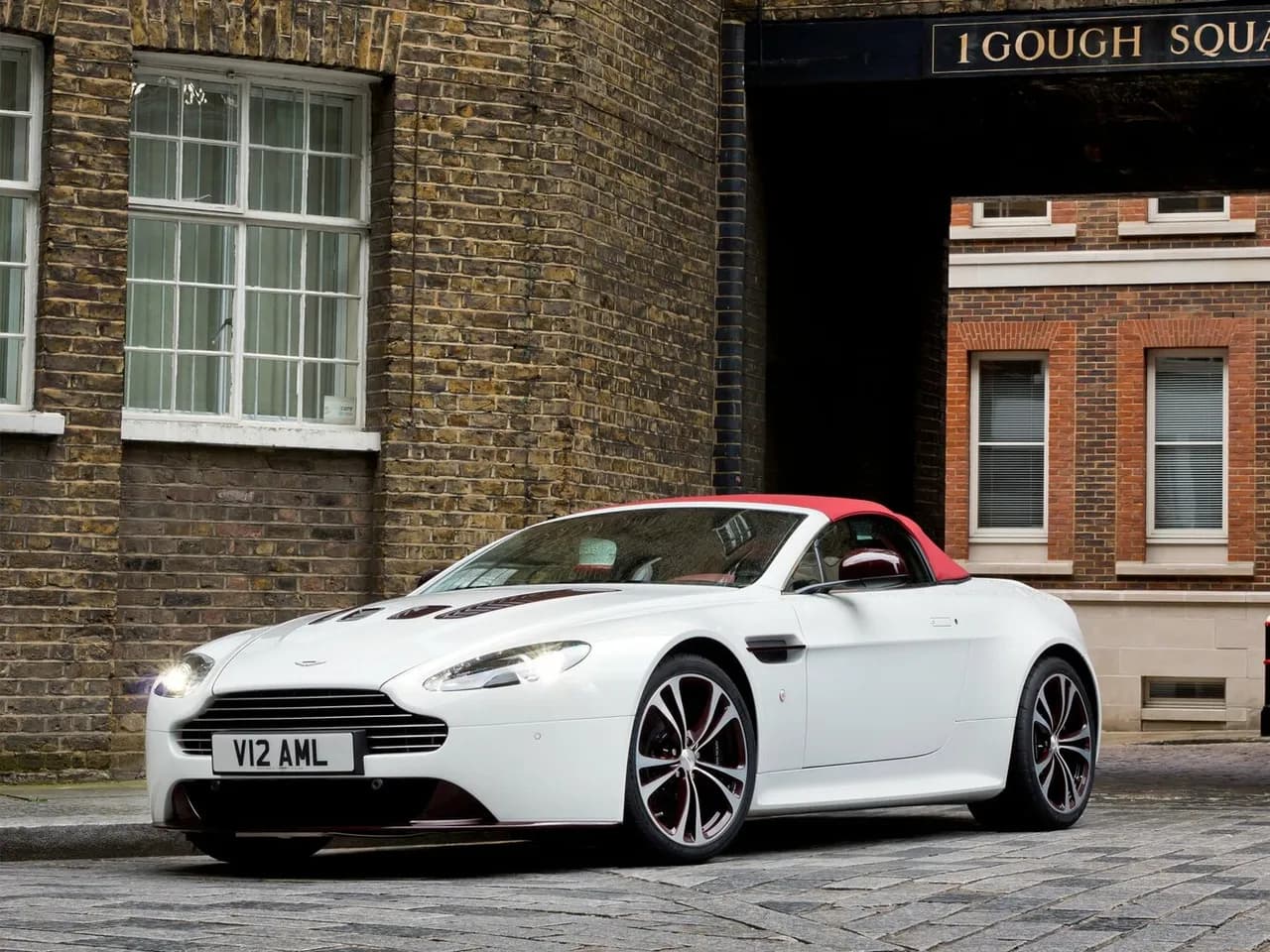 Aston Martin V12 Vantage